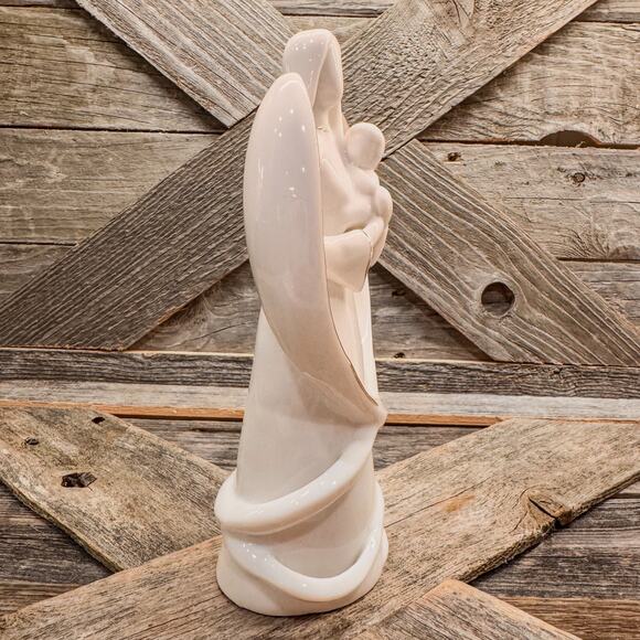 Gorgeous Vintage White and Gold Porcelain Angel-Mother-Grandmother Holding Baby - Picture 3 of 8